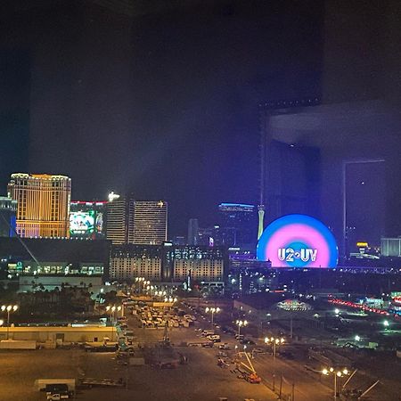 Signature Mgm Suite With Strip And Sphere View Лас Вегас Екстериор снимка