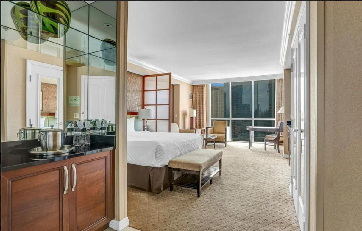 Signature Mgm Suite With Strip And Sphere View Лас Вегас Екстериор снимка