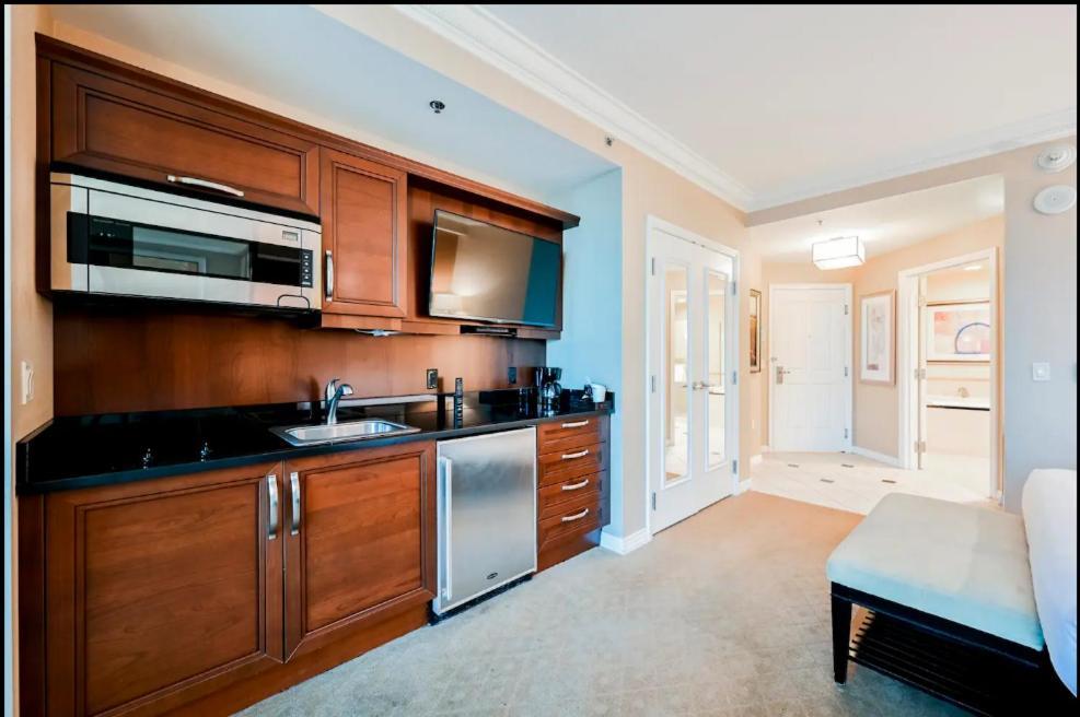 Signature Mgm Suite With Strip And Sphere View Лас Вегас Екстериор снимка
