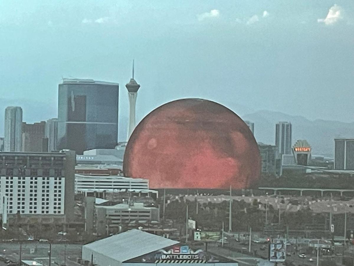 Signature Mgm Suite With Strip And Sphere View Лас Вегас Екстериор снимка
